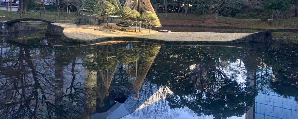 Samurajträdgård i Tokyo med skyskrapor i fonden