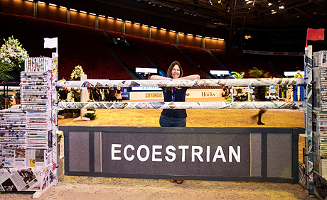 Maria Sundin stående vid det återvinningsbara hindret Ecoestrian. Foto: Johan Wingborg.