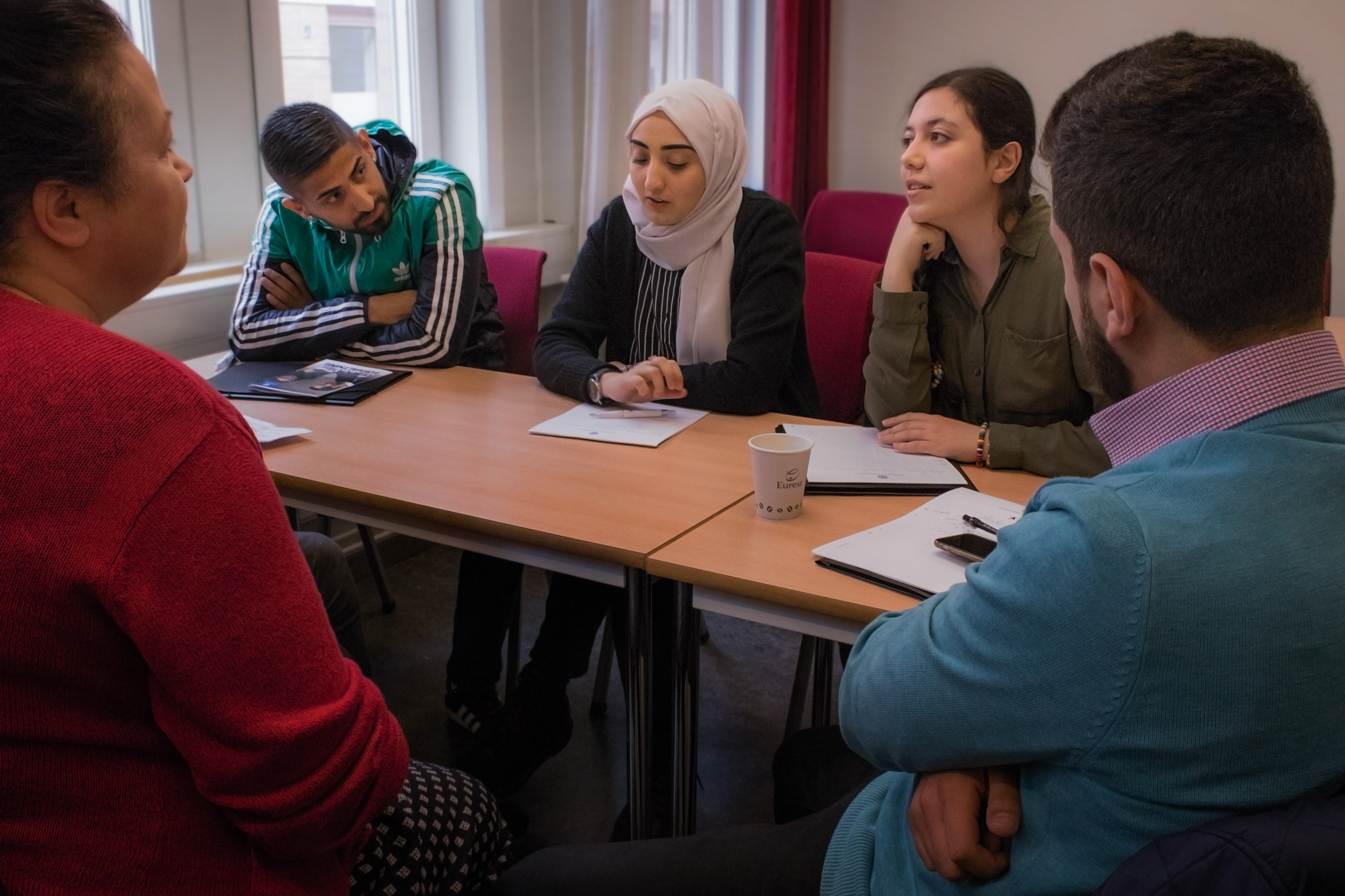 Nyanlända introduceras i offentlig förvaltning under sommarskolan för nyanlända.