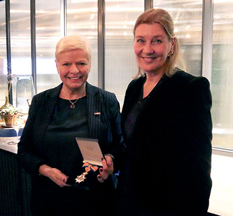 Bild på Mona Arfs och Nederländernas ambassadör Ines Coppoolse.