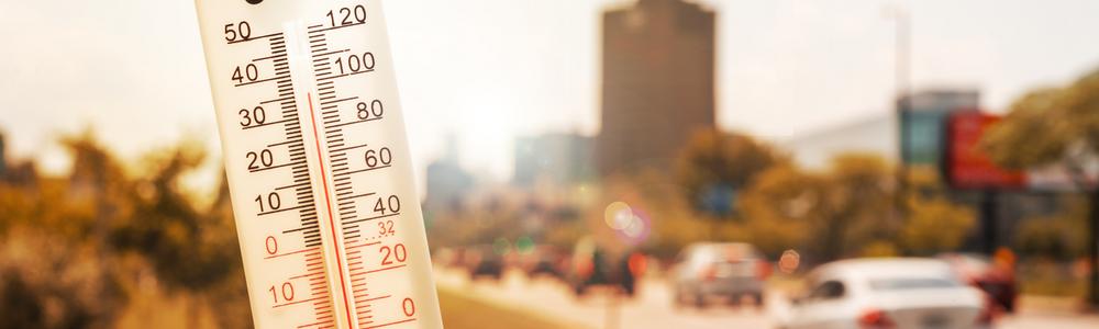 En termometer i en stad visar på varma temperaturer