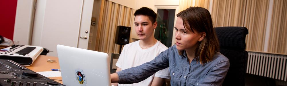 Två studenter i studion