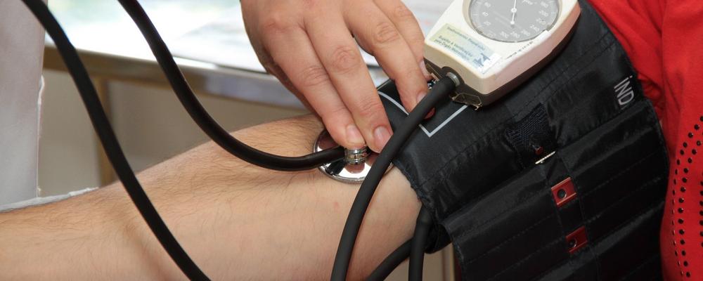 Blodtrycksmätning av kroniskt sjuk patient 