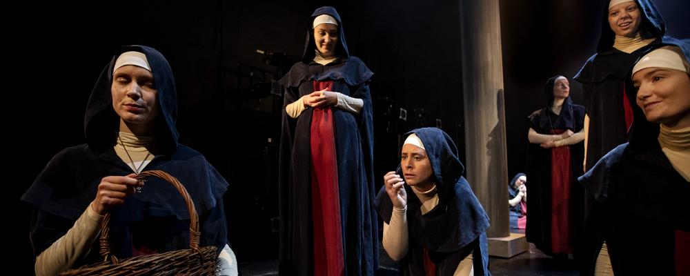 Operastudenter på scen klädda i nunnekläder