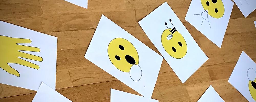 Ett antal emojis utprintade på papper