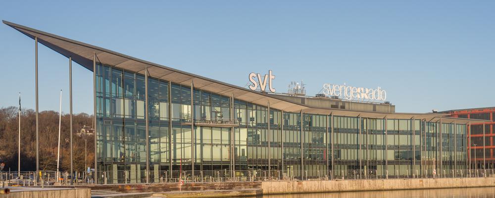 Foto av SVT:s byggnad i Göteborg framför vattnet
