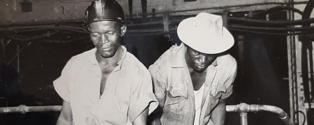 Gruvarbetare smörjer en klassificeringsmaskin i gruvan (1956)