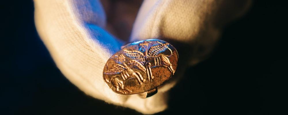 En ring i guld från grekisk bronsålder som återlämnades till representanter för Grekland vid en ceremoni hos Nobelstiftelsen 2022.