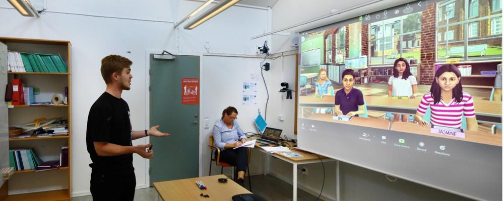 Lärarstudent använder simuleringsverktyg som avbildar ett klassrum.