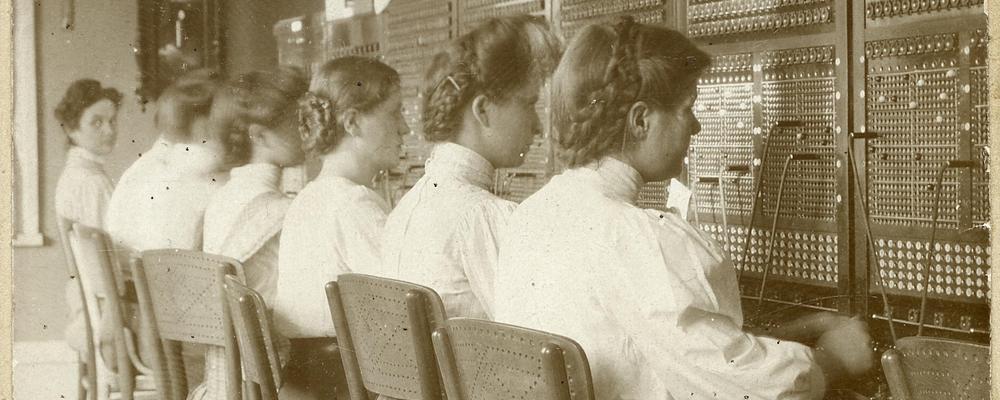 Foto på telefonister vid växelborden, före 1910