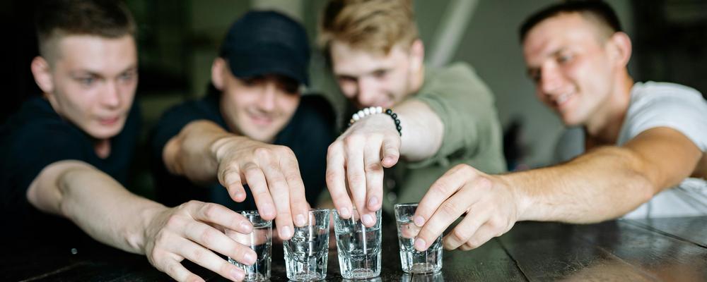 Bilden visar några tonårskillar som festar och dricker.