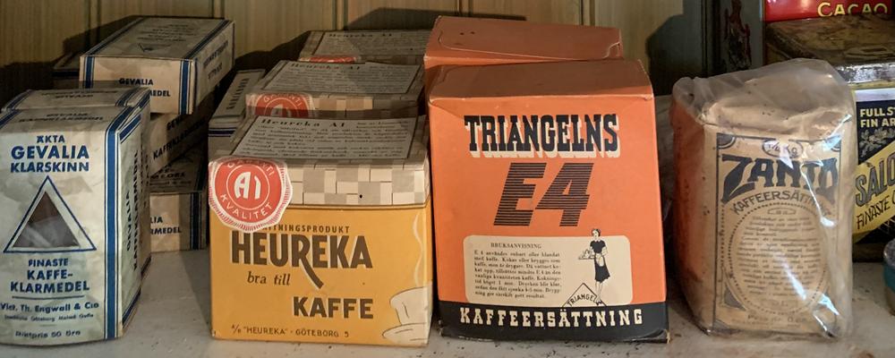 Blandade burkar och kaffesurrogat på en hylla i Ljungskile hembygdsgårds museum