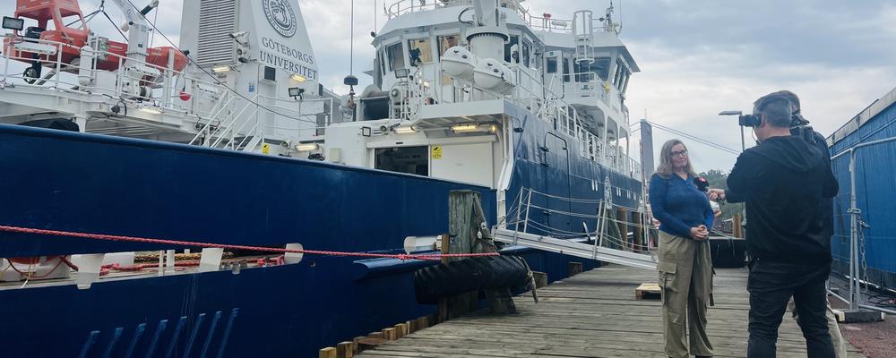 Anna Wåhlin intervjuas framför R/V Skagerak