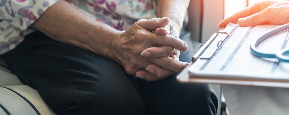 en äldre kvinna får råd av vårdpersonal