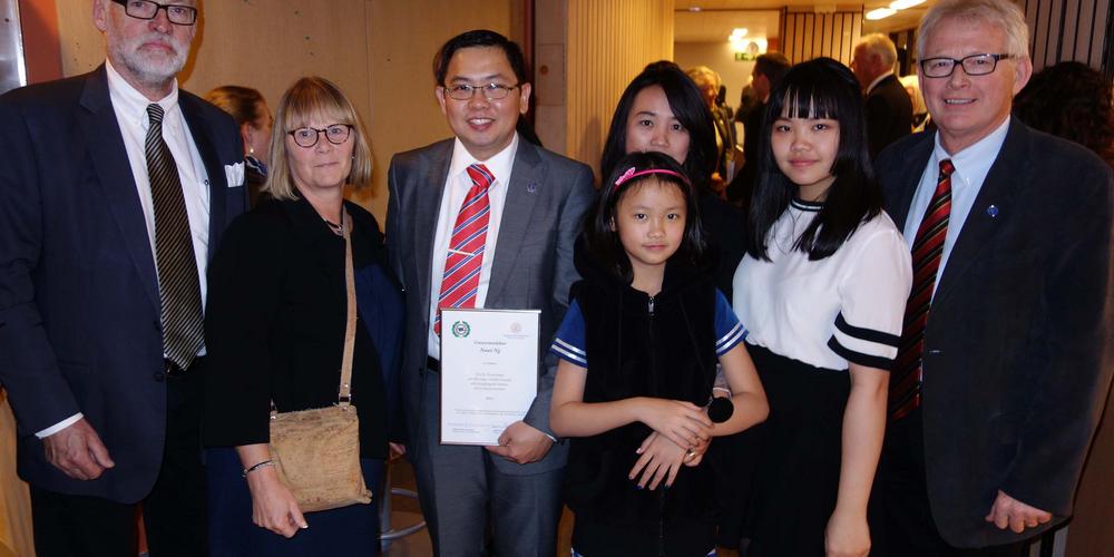 Nawi Ng tillsammans med sin familj och handledare vid Umeå universitet.
