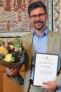 Fredrik Svahn received flowers and a diploma as the winner of the IT Faculty Pedagogical Prize 2024.