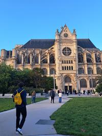 Student utanför kyrkan Saint Eustache i Paris