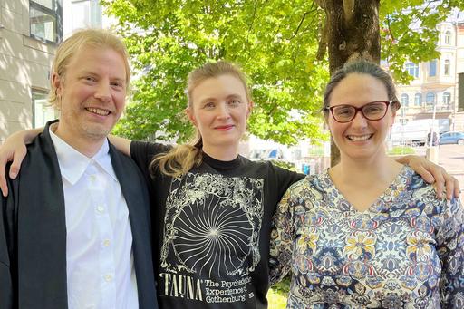 Erik Gustafsson, Hanna Borgblad och Elena Raviola står under ett träd utanför Handelshögskolan