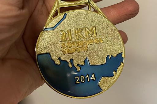 Göteborgsvarvetmedaljen från 2014. Designen är guldfärgad och föreställer Göta älv