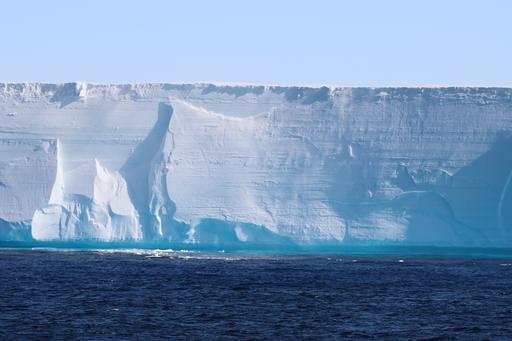 Bild på en hög iskant i havet